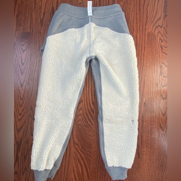 Ivivva (Girl’s Lululemon) Jogger Sweatpants with Sherpa Lining (Grey, Size 12 - Picture 4 of 5